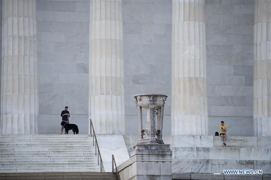 People take a rest at the Lincoln Memorial in Washington D.C., the United States, April 8, 2020. The number of COVID-19 cases in the United States reached 401,166 as of 12:20 local time on Wednesday (1620 GMT), according to the Center for Systems Science and Engineering (CSSE) at Johns Hopkins University. (Xinhua/Liu Jie)