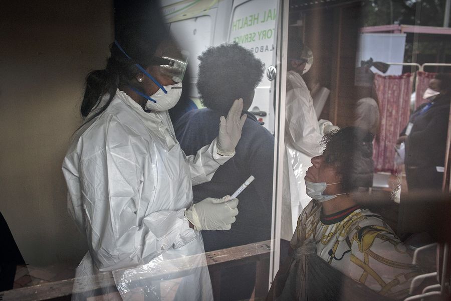 Medical workers work at a drive-through testing station for COVID-19 in Johannesburg, South Africa, April 2, 2020. (Xinhua/Yeshiel)