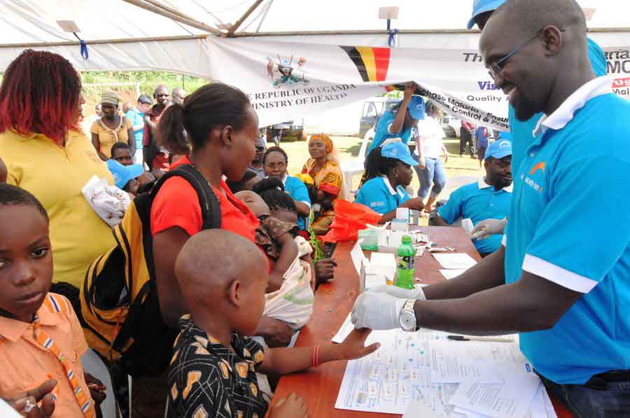 File photo shows a health worker (R) conducts a test on patients during the World Malaria Day in Nakasero, central Kampala, Uganda, April 25, 2018. (Xinhua/Joseph Kiggundu)