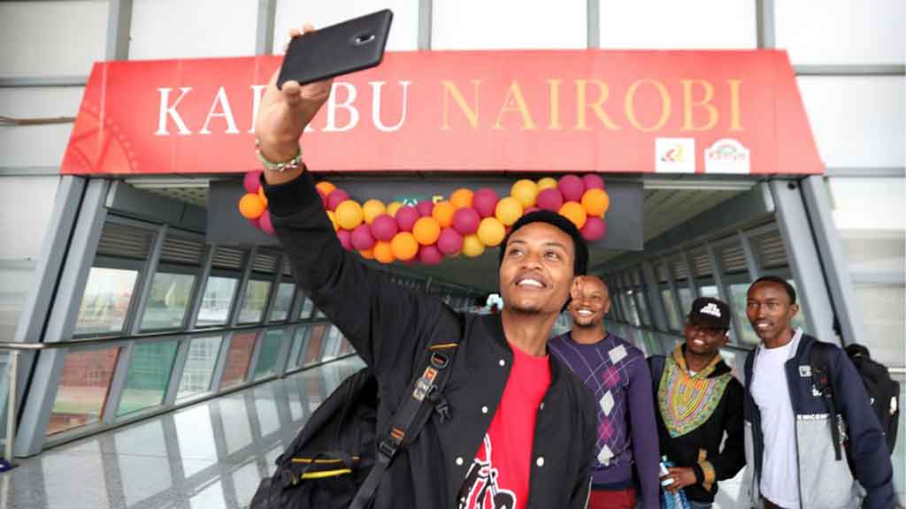 Several young Kenyans take a selfie at the Nairobi railway station in Nairobi, Kenya, June 1, 2018.(Xinhua/Wang Teng)