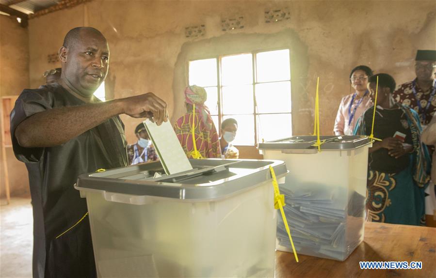 Evariste Ndayishimiye, presidential candidate and secretary general of the ruling National Council for the Defense of Democracy-Forces for the Defense of Democracy (CNDD-FDD), casts his ballot at a polling station in Gitega Province, central Burundi, on May 20, 2020. Burundian voters went to the polls on Wednesday to elect a new president, members of the National Assembly and district councillors. (photo by Evrard Ngendakumana/Xinhua)