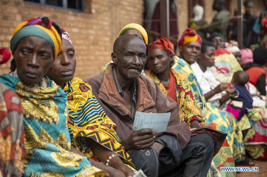 Voters wait to cast their ballots in Gitega Province, central Burundi, on May 20, 2020. Burundian voters went to the polls on Wednesday to elect a new president, members of the National Assembly and district councillors. (photo by Evrard Ngendakumana/Xinhua)