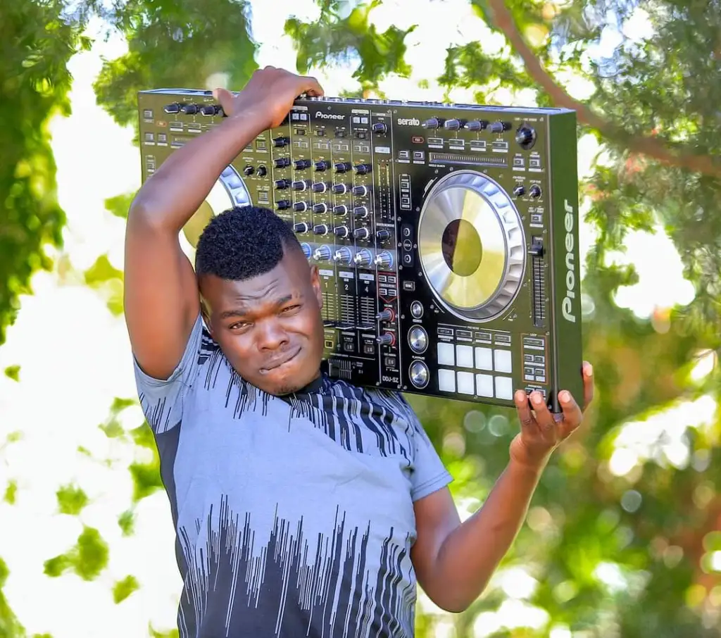 Ssuuna Ben is famous Muna Masaka, media personality and radio DJ that garnered a lot of interest in the country’s social circles after style of mixing songs with a faster BPM (Beats Per Minute) that he calls ‘Ebiyanyanyanya’ propelled him to popularity.