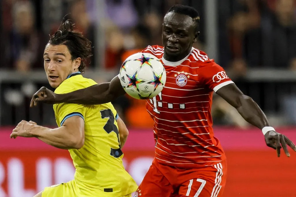 Inter’s Matteo Darmian (L) in action against Munich’s Sadio Mane during the UEFA Champions League group C soccer match between Bayern Munich and Inter Milan in Munich, Germany, 01 November 2022. EPA/RONALD WITTEK